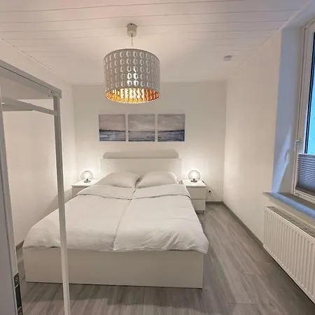 Moeblierte Erdgeschoss-wohnung Mit Parkplatz In Bester Lage Des Stadtzentrums Herne, Wlan, Netflix- Super Autobahn-und Oepnv-anbindung *