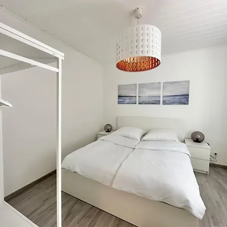 Moeblierte Erdgeschoss-wohnung Mit Parkplatz In Bester Lage Des Stadtzentrums Herne, Wlan, Netflix- Super Autobahn-und Oepnv-anbindung * Herne